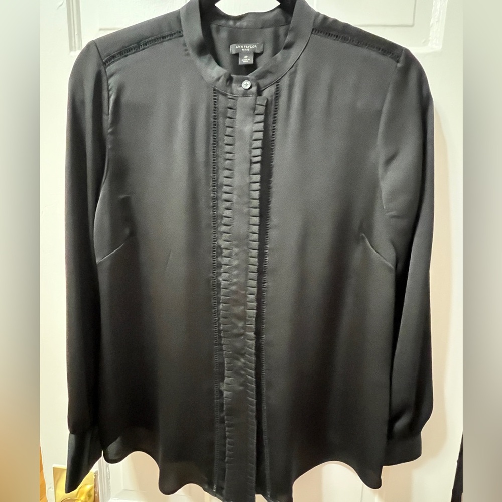 Ann Taylor Blouse in Black, size M- Petite